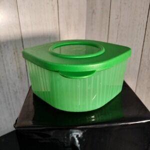 Tupperware Vintage Green #5056 Fresh-n-Cool Container with  lid #5059 (C13)